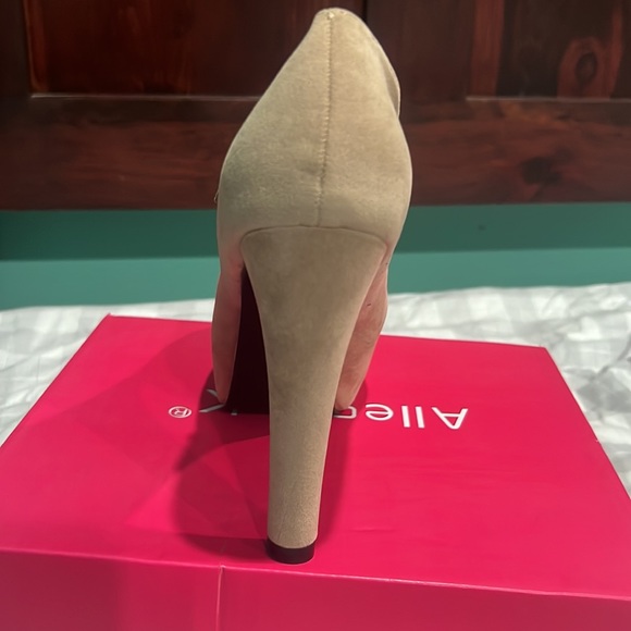 Shoes - Picture 4 of 4